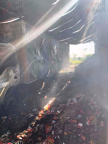 الحماية المدينة تسيطر على حريق بمخزن مواد غذائية فى كفر الشيخ (4)
