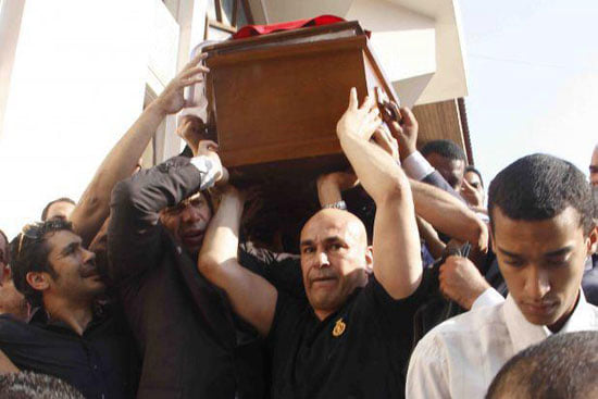 حسام حسن يحمل نعش الجوهرى