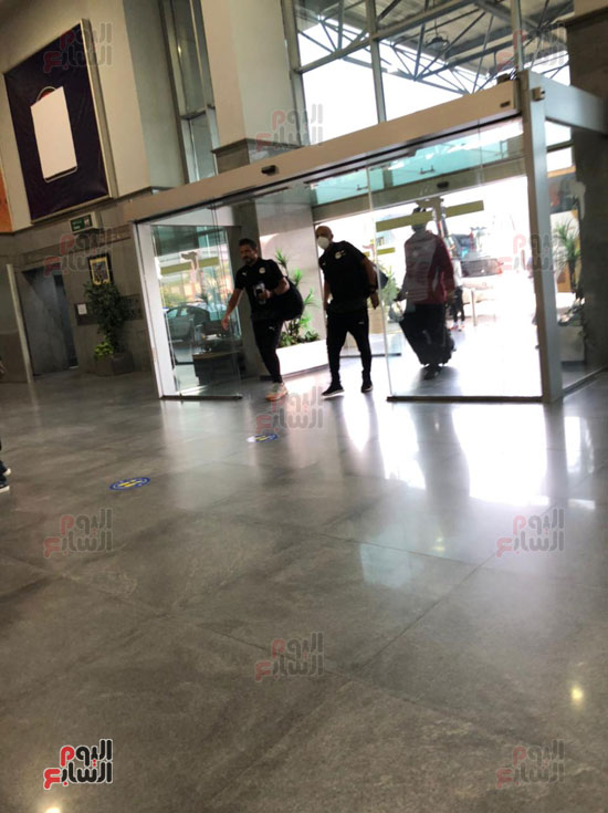 بعثة-المنتخب-تصل-مطار-القاهرة-(9)