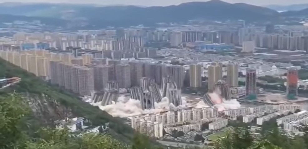 لحظة انهيار ابراج سكنية فى الصين