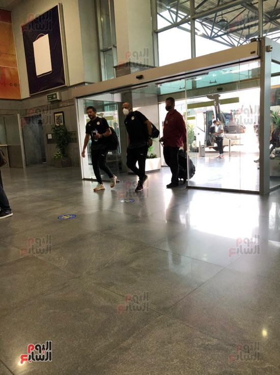 بعثة-المنتخب-تصل-مطار-القاهرة-(10)