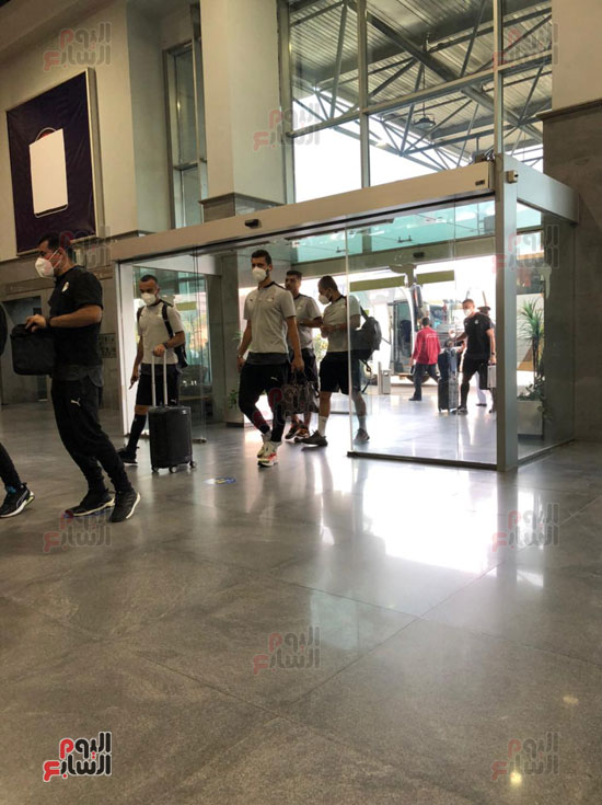 بعثة-المنتخب-تصل-مطار-القاهرة-(12)