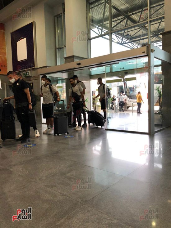 بعثة-المنتخب-تصل-مطار-القاهرة-(13)