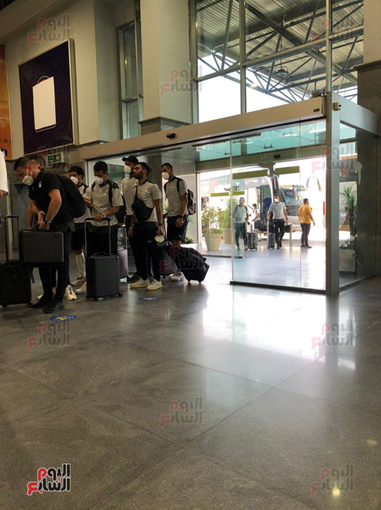 بعثة-المنتخب-تصل-مطار-القاهرة-(3)