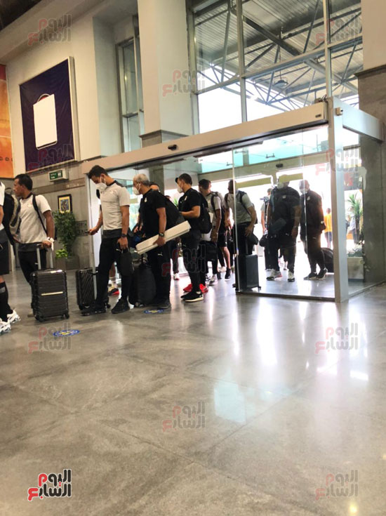 بعثة-المنتخب-تصل-مطار-القاهرة-(4)
