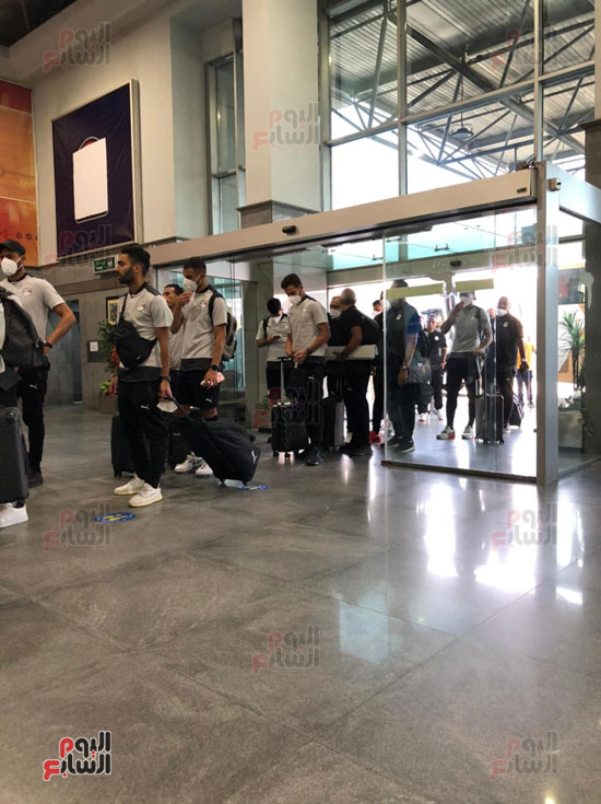 بعثة-المنتخب-تصل-مطار-القاهرة-(2)