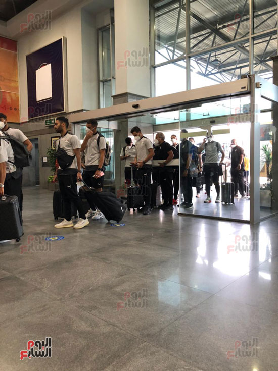 بعثة-المنتخب-تصل-مطار-القاهرة-(6)