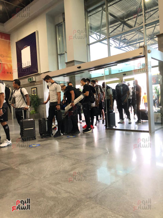 بعثة-المنتخب-تصل-مطار-القاهرة-(8)