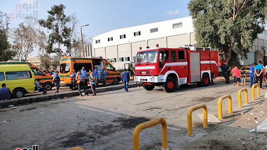 سيارات-الاطفال-تحاول-السيطرة-على-حريق-مصنع-العاشر-من-رمضان-(3)