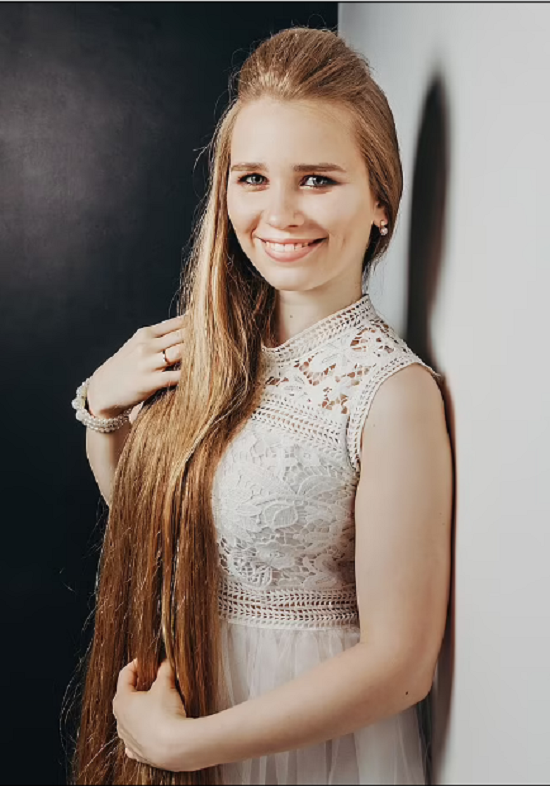 Russian girl hasn't cut her hair in 23 years (2)