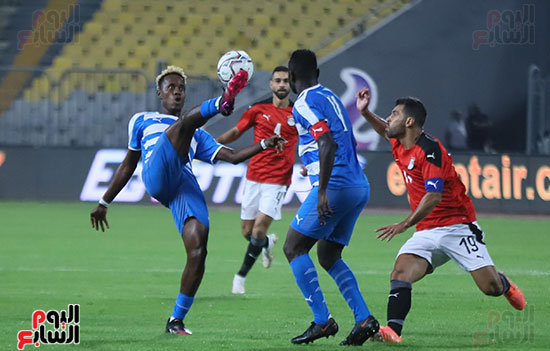 عبد الله السعيد في متابعة مع لاعب ليبيريا