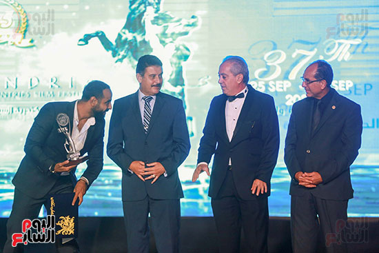 رئيس المهرجان الأمير أباظة يسلم الجوائز فى حفل الختام