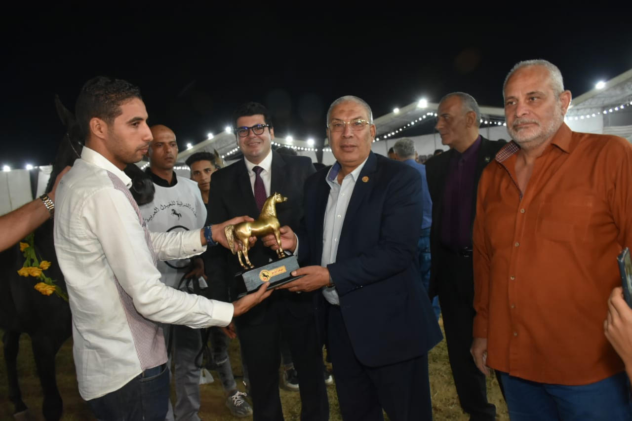محافظ الشرقية يسلم مجسمات لحصان جامح للفائزين في مسابقة جمال الخيول العربية الأصيلة (11)