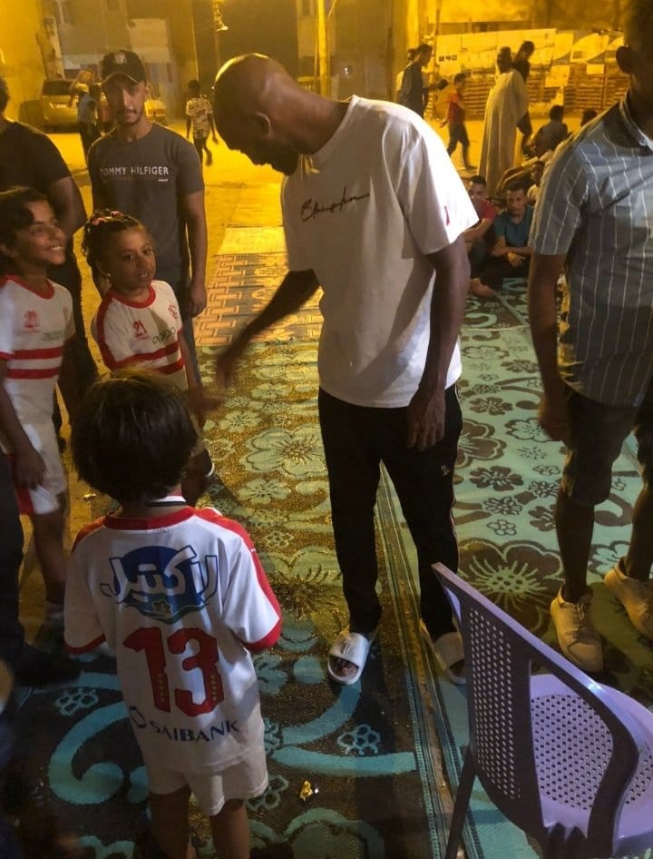 شيكابالا مع الاطفال في اسوان