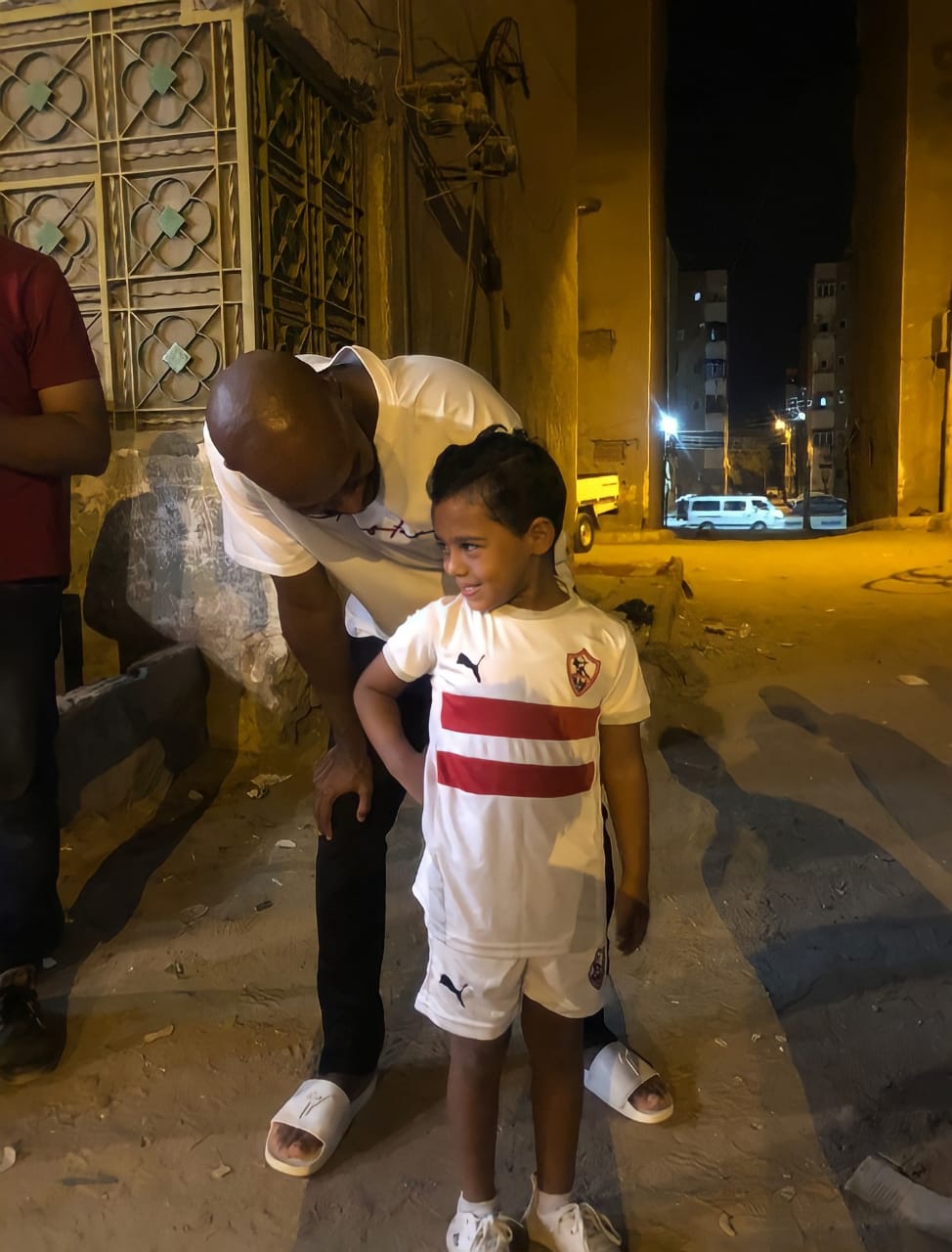 شيكابالا مع طفل في اسوان