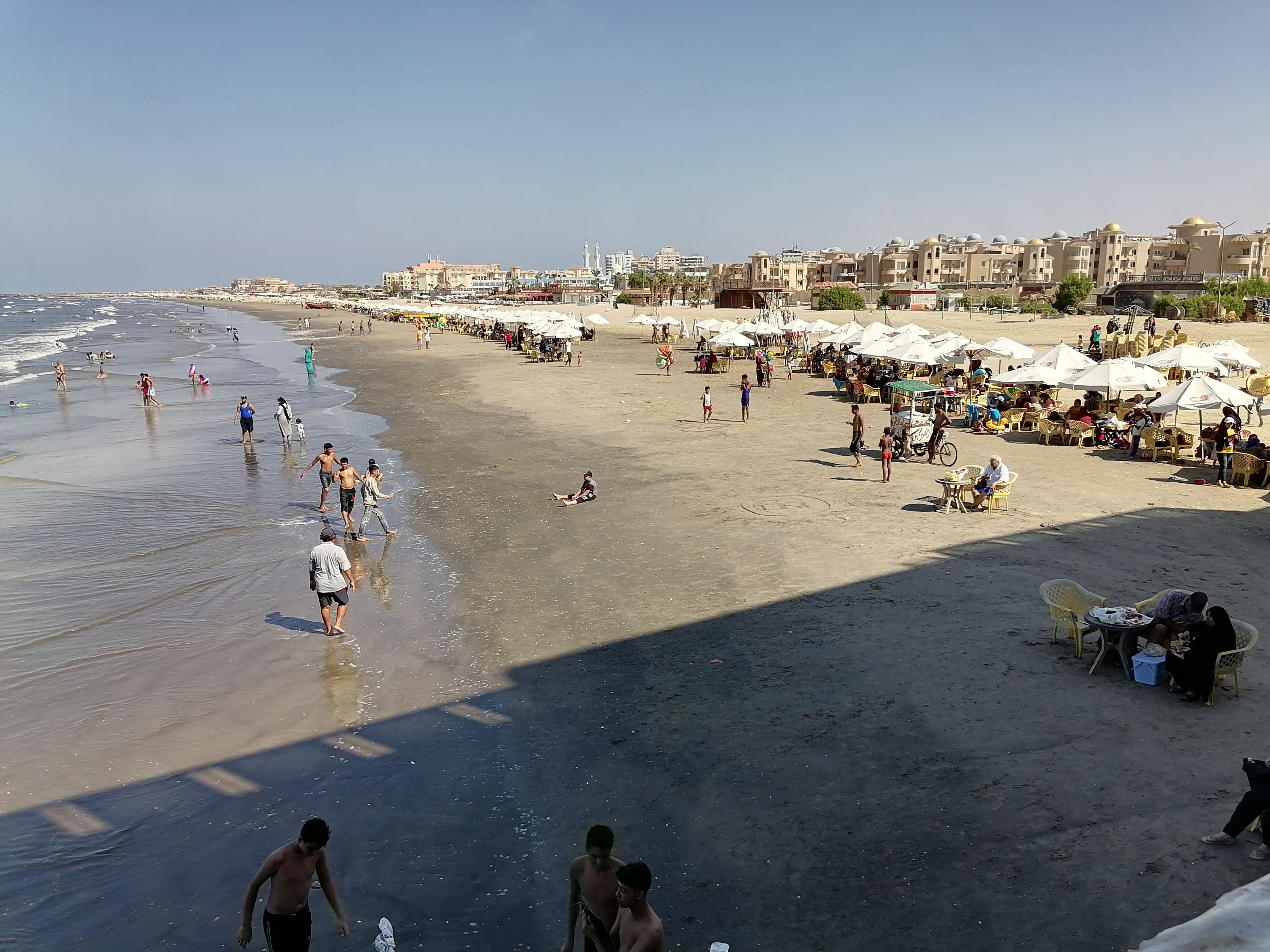 جانب من الإقبال الضعيف على شاطئ بورسعيد