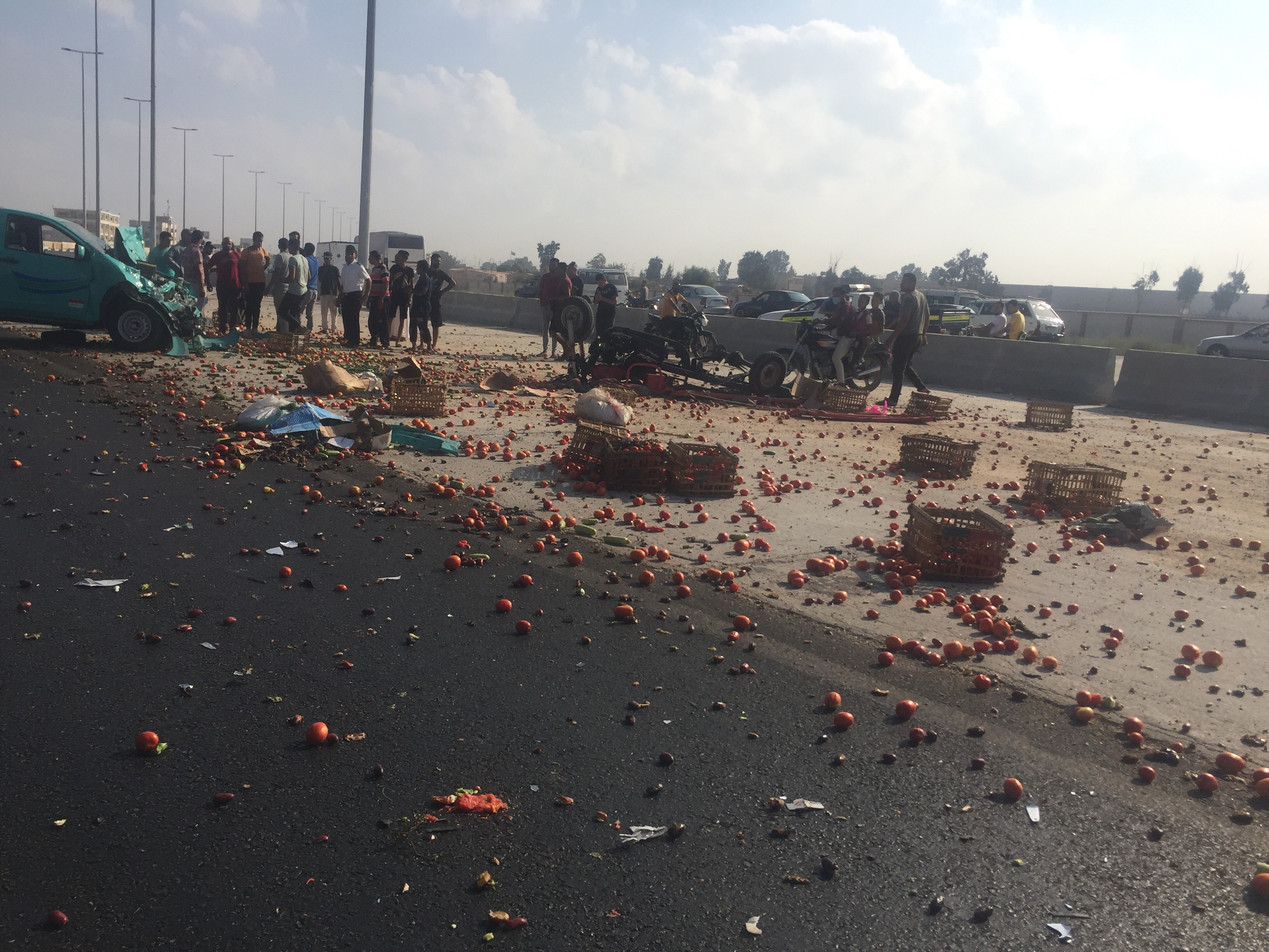 الخضروات بطريق الاسماعيلية القاهرة نتيجة تصادم السيارة نصف نقل بالتروسيكل