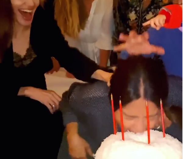 انجلينا جولي تحتفل بعيد ميلاد سلمي حايك علي الطريقة المكسيكية  (2)