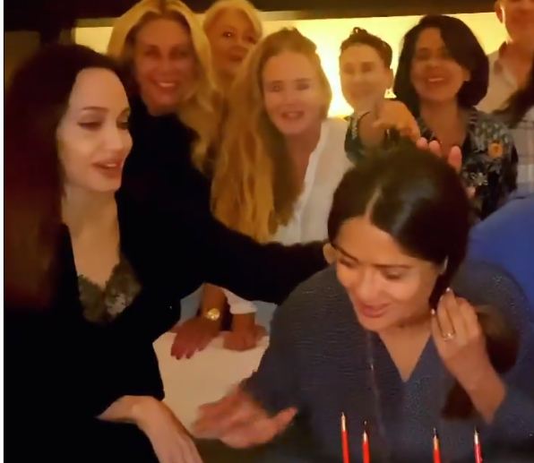 انجلينا جولي تحتفل بعيد ميلاد سلمي حايك علي الطريقة المكسيكية  (4)