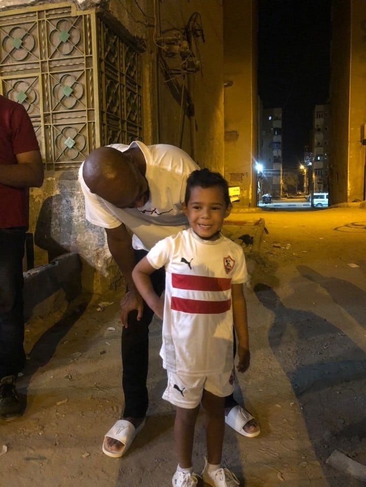 شيكابالا مع احد الاطفال في اسوان