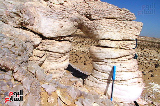 أحجار جبل الكريستال بالصحراء البيضاء