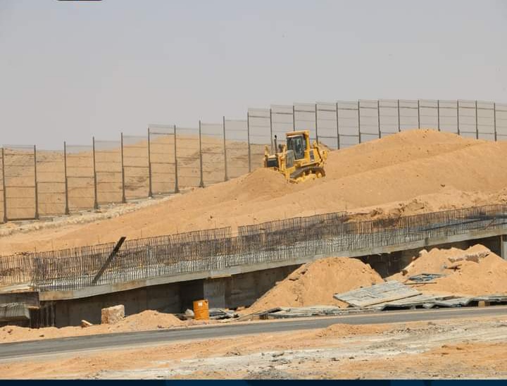 محافظ جنوب سيناء أثناء تفقد تطوير الطريق الدائري