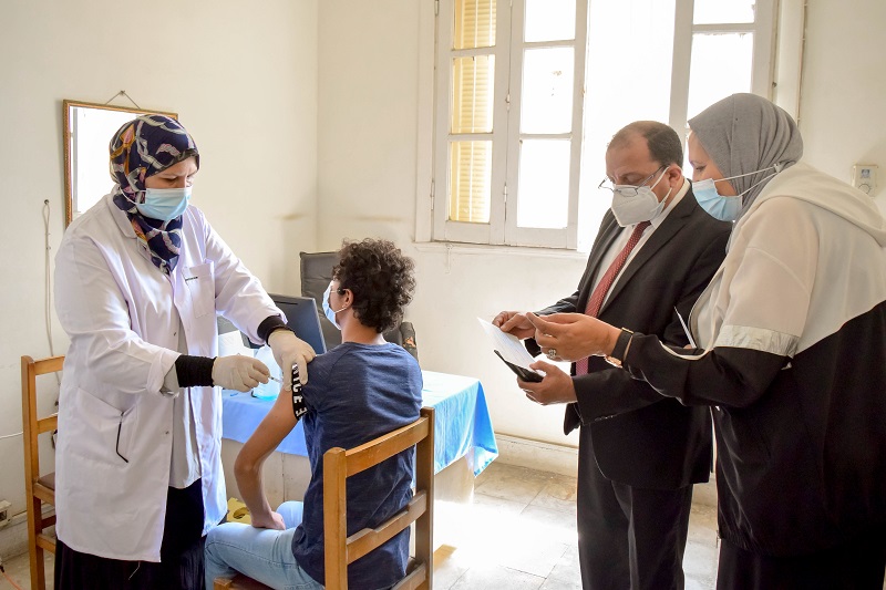 رئيس جامعة بنى سويف يتابع تلقى الطلاب اللقاح