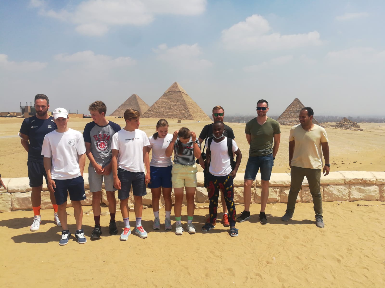 المشاركون حرصوا على التقاط الصور أمام الأهرامات