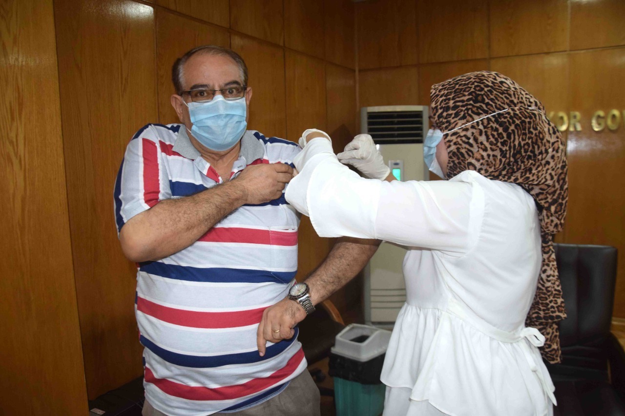 حملة لتطعيم جميع العاملين بديوان عام المحافظة بلقاح فيروس كورونا