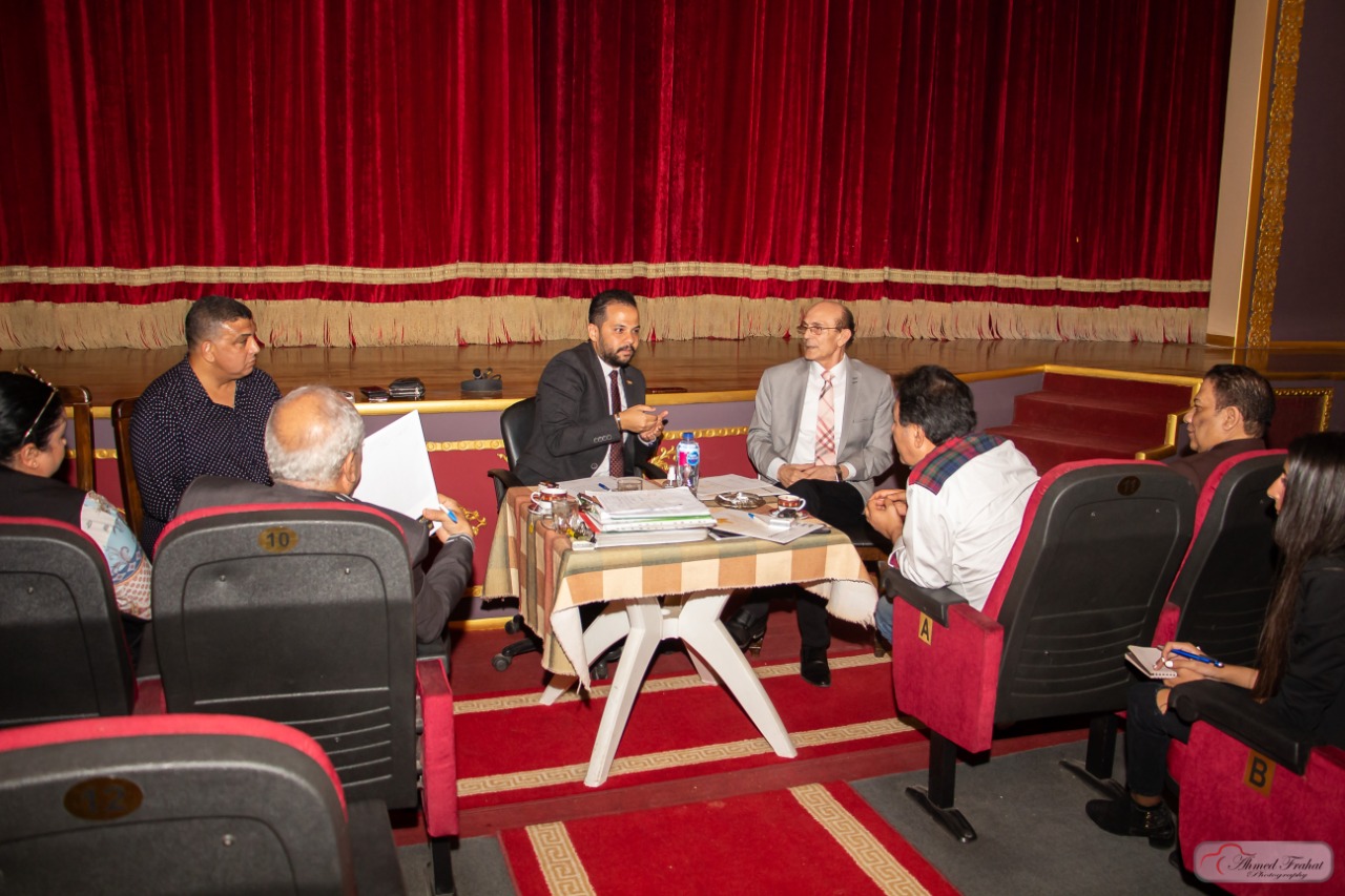 جانب من اجتماع اللجنة العليا