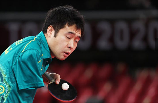 الأسترالي لين ما في مباراة ضد الصين هاو ليان في مباراة الميدالية الذهبية في تنس الطاولة للرجال