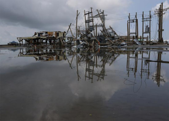 يمكن رؤية خطوط الكهرباء والمنازل المتضررة بعد أيام من إعصار إيدا الذي اجتاح غراند آيل ، لويزيانا