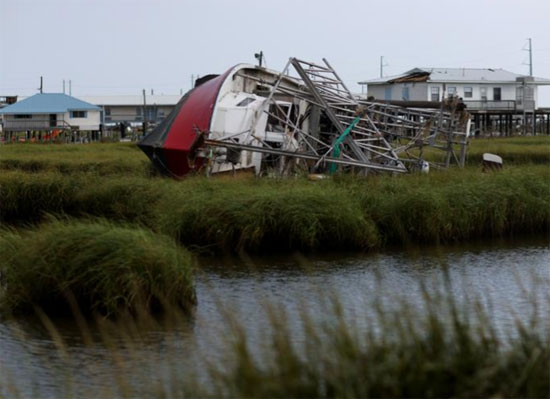 قارب دمره الإعصار إيدا يقف على جانبه في ليفيل ، لويزيانا.