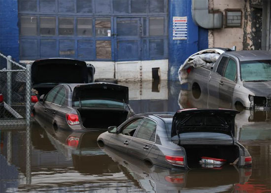 تجلس السيارات في الماء بعد أن تسربت الفيضانات على طريق ديجان السريع إلى الشارع المجاور وأغرقت ساحة انتظار سيارات