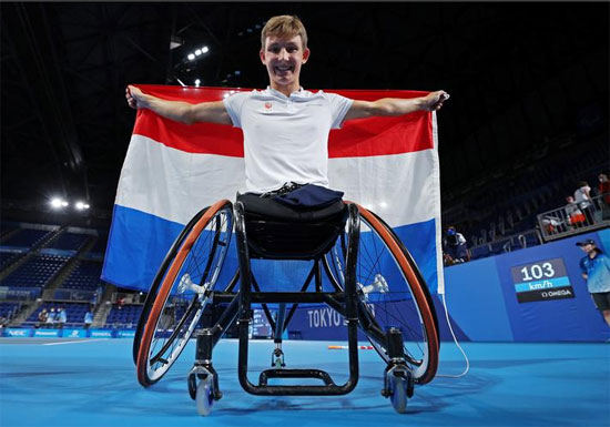 يحتفل الهولندي نيلز فينك بفوزه على اليابان كوجي سوجينو في مباراة الميدالية البرونزية للتنس على كرسي متحرك