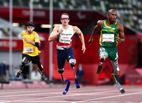 البريطاني ريتشارد وايتهيد والجنوب إفريقي نتاندو ماهلانغو في منافسة خلال نهائي 200 متر رجال.