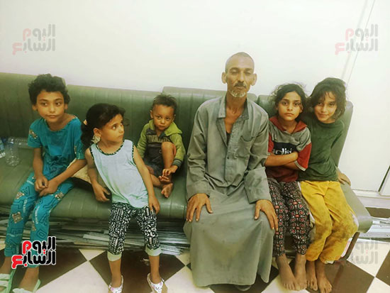 الأطفال مع والدهم بعد تحريرهم (4)