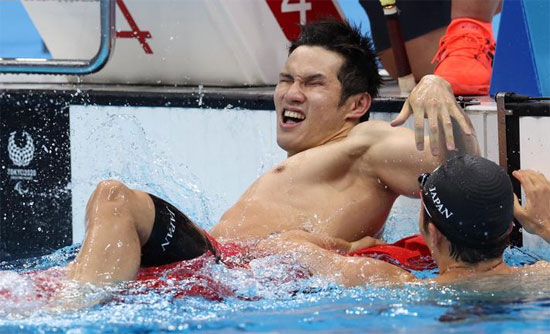 رد فعل الياباني كيتشي كيمورا بعد فوزه بالميدالية الذهبية في سباق 100 متر فراشة رجال