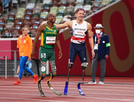يحتفل الجنوب أفريقي نتاندو مالانجو وريتشارد وايتهيد من بريطانيا بعد مشاركتهما في نهائي 200 متر رجال