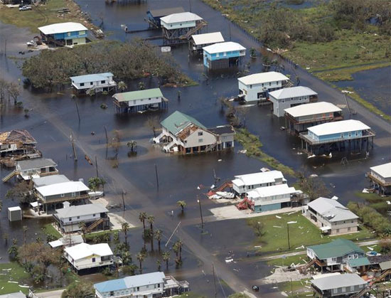 منظر جوي يظهر منازل مدمرة في منطقة غمرتها الفيضانات بعد أن ضرب إعصار إيدا اليابسة في لويزيانا
