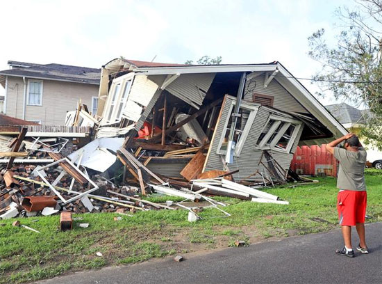 ينظر دارتانيان ستوفال إلى المنزل الذي انهار معه في الداخل أثناء ذروة إعصار إيدا في نيو أورلينز
