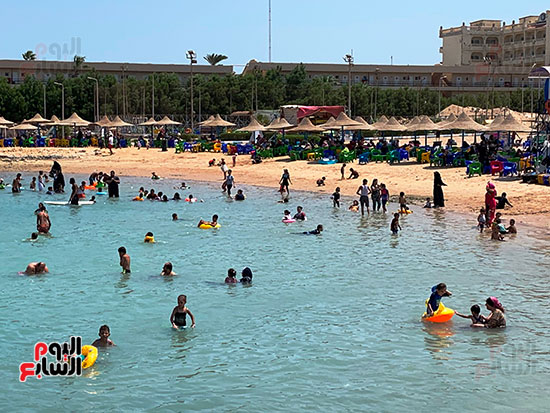 اقبال المواطنين على-الشواطئ بالبحر الاحمر