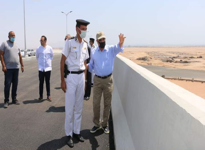 اللواء خالد فودة محافظ جنوب سيناء أثناء تفقد طريق شرم الشيخ دهب