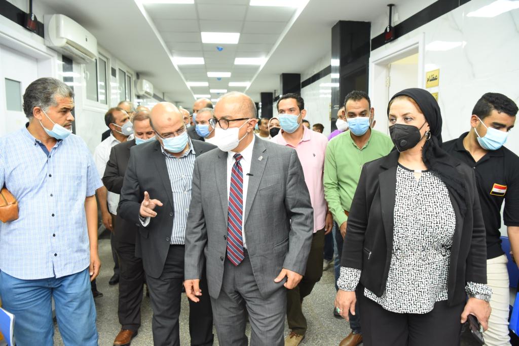 رئيس جامعة اسيوط يتفقد عيادات التامين الصحى بعد افتتاحها