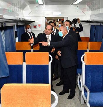 الرئيس السيسى يتفقد عربات المونوريل والقطار السريع