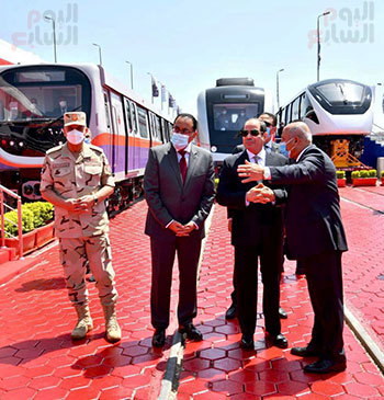 الرئيس السيسى يتفقد عربات المونوريل والقطار السريع بميناء الإسكندرية