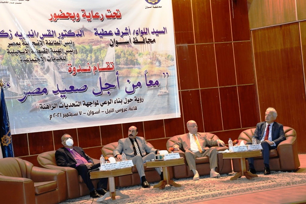 محافظ اسوان خلال مبادرة من اجل صعيد مصر