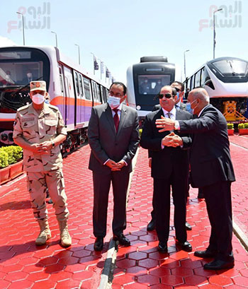 الرئيس السيسى يتفقد اصطفاف عربات المونوريل والقطار السريع بميناء الإسكندرية