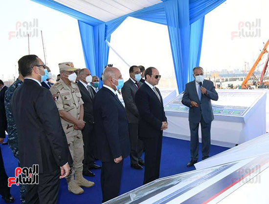الرئيس السيسى يتابع تطوير منطقة جونة البترول بميناء الإسكندرية (2)