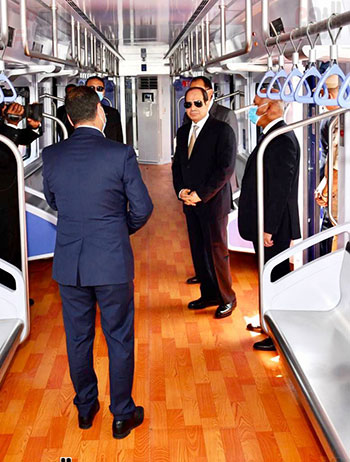 الرئيس السيسى يتفقد عربات المونوريل والقطار السريع (2)